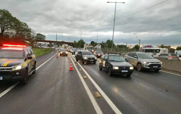 Veículo pega fogo na BR-116 em São Leopoldo - Studio TV