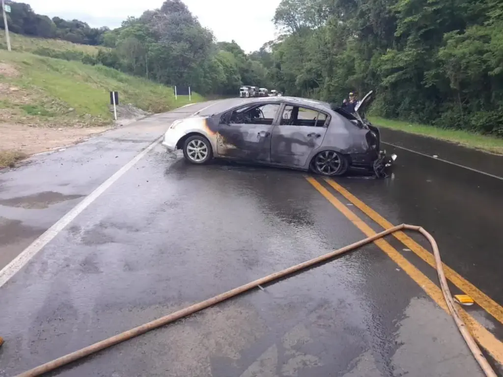 Veículo pega fogo na BR-470 em Nova Prata e mobiliza equipes de bombeiros - Studio TV
