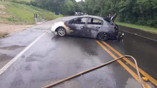 Veículo pega fogo na BR-470 em Nova Prata e mobiliza equipes de bombeiros - Studio TV