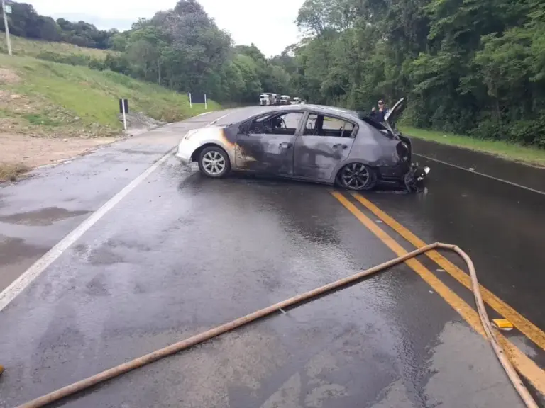Veículo pega fogo na BR-470 em Nova Prata e mobiliza equipes de bombeiros - Studio TV